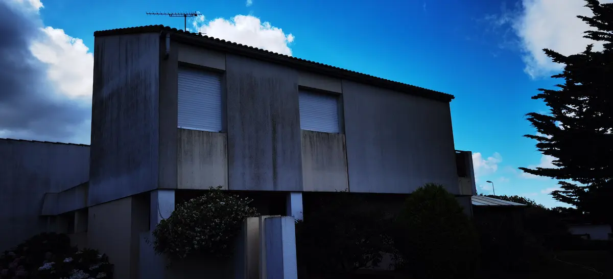 Façade avant nettoyage en Charente-Maritime par HITT Drone