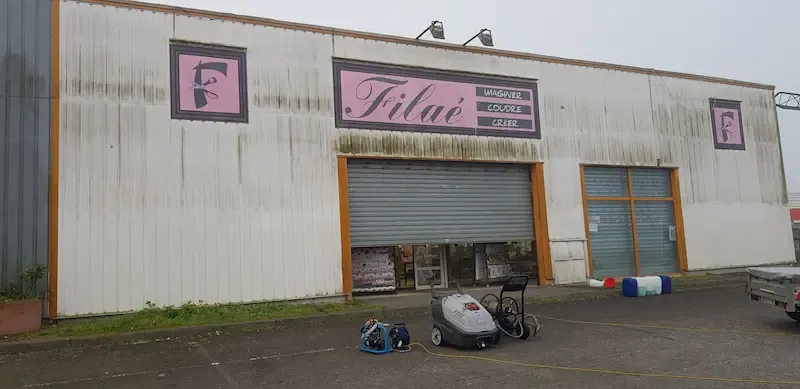 Façade professionnelle avant nettoyage