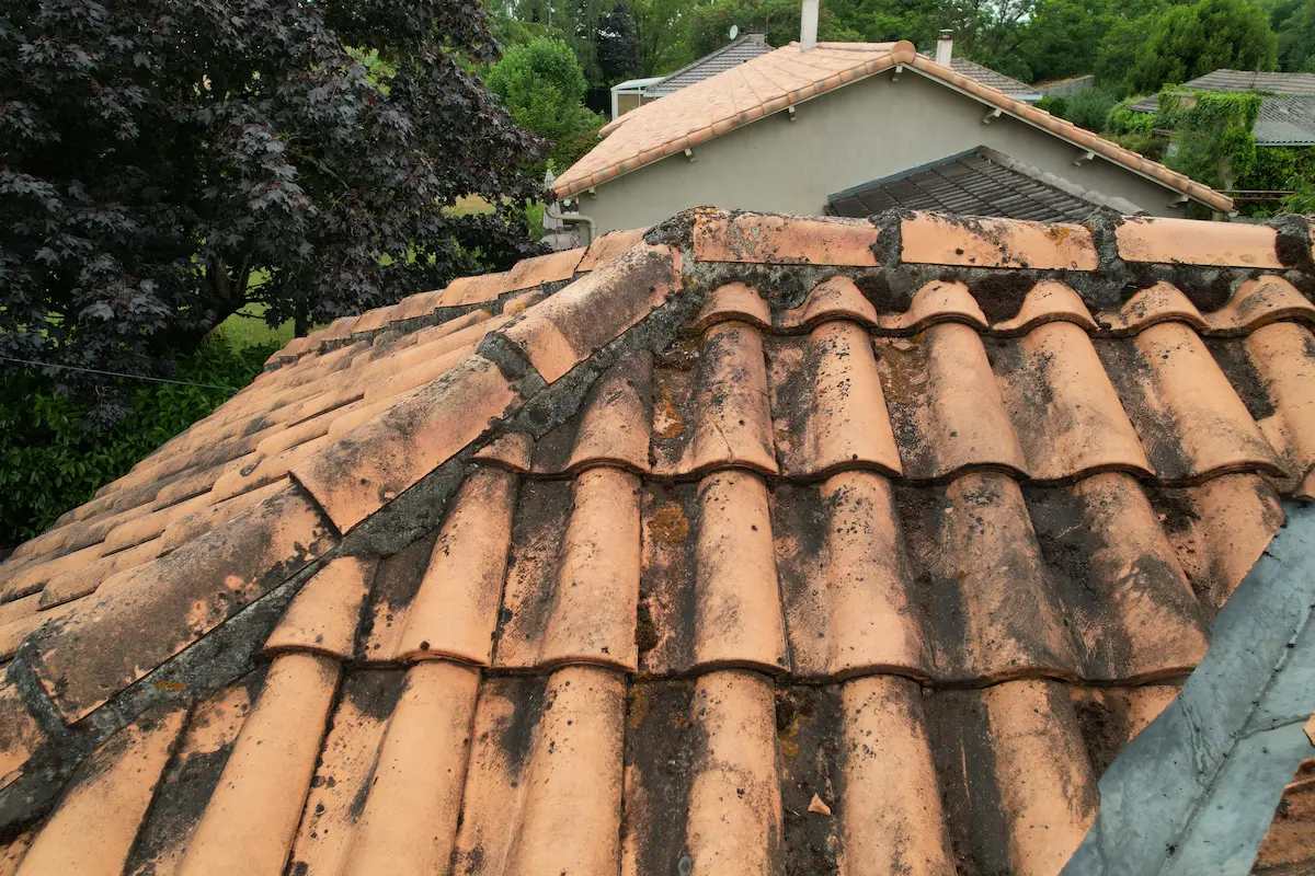 Vue d’ensemble de toiture lors d’une inspection visuelle par drone