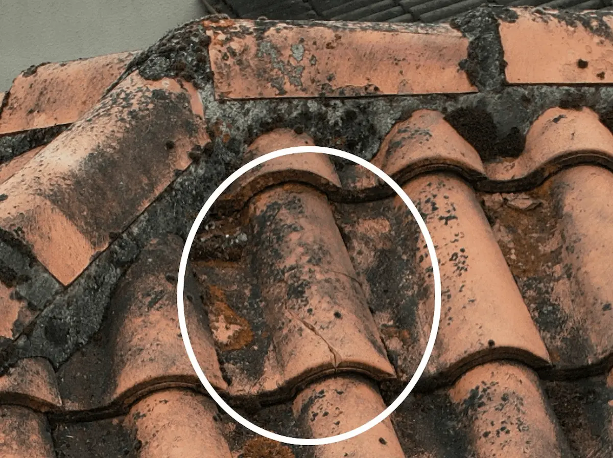 Zoom sur une tuile fissurée détectée lors d’une inspection visuelle par drone