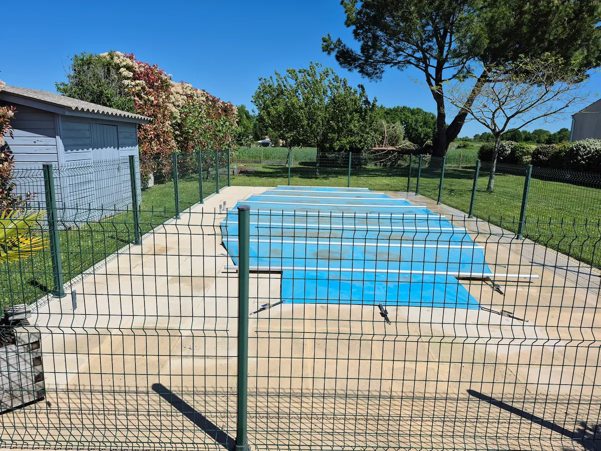 Dallage extérieur autour d’une piscine après nettoyage par HITT Drone
