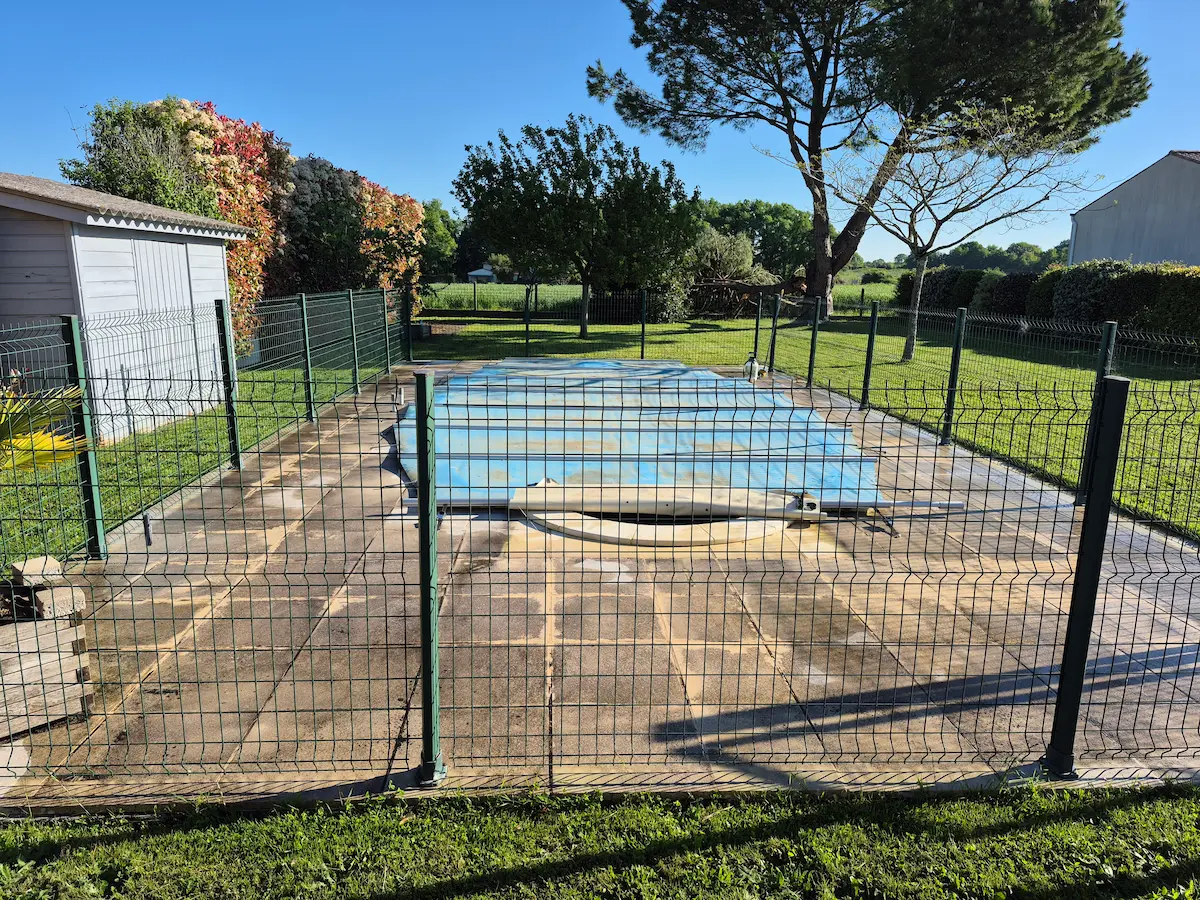 Dallage extérieur autour d’une piscine avant nettoyage par HITT Drone
