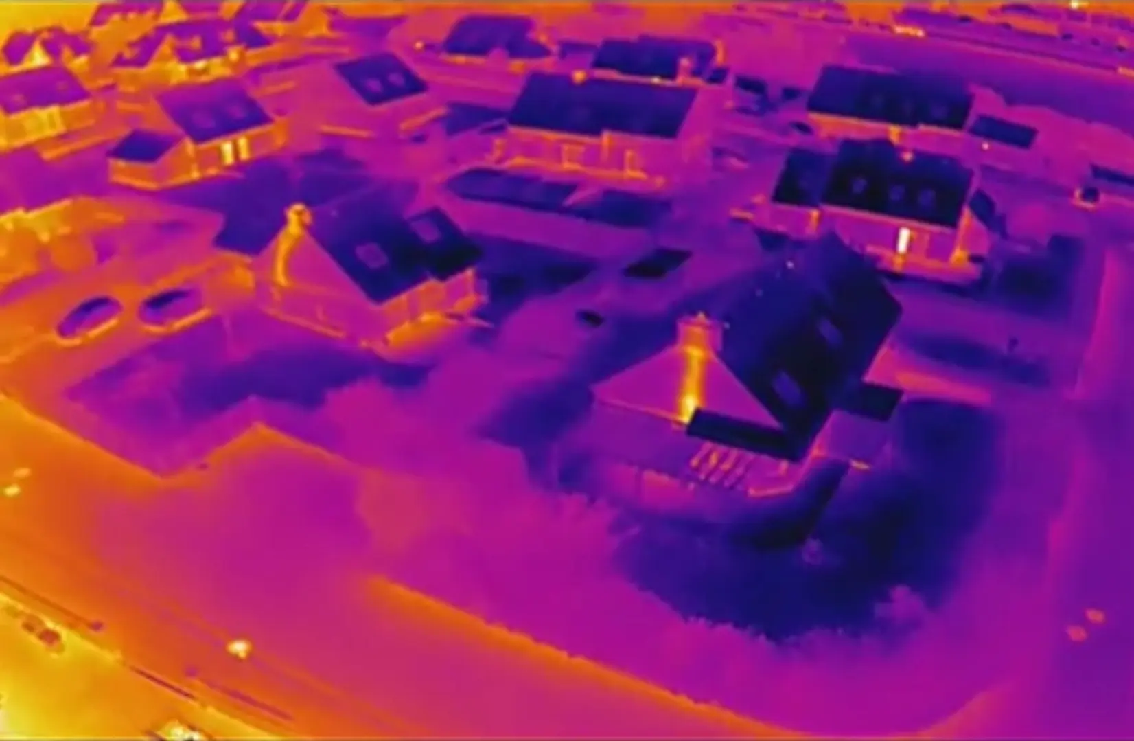 Inspection thermique par drone de bâtiment avec déperditions de chaleur
