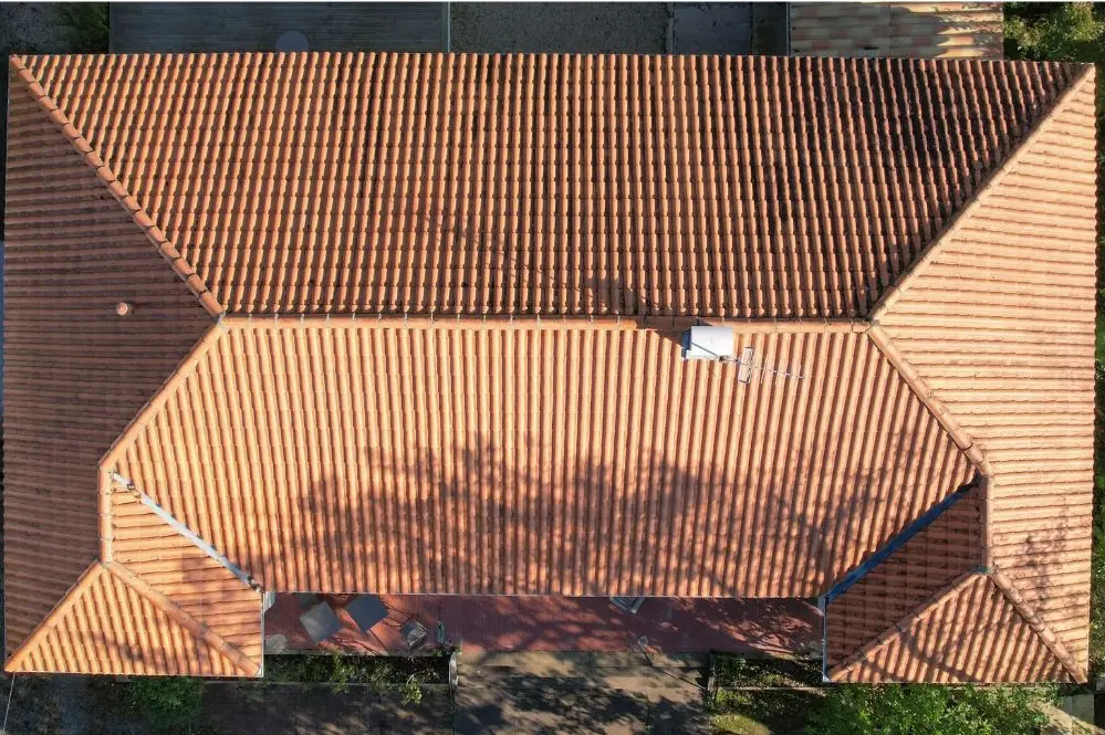 Toiture après nettoyage et traitement par HITT Drone.