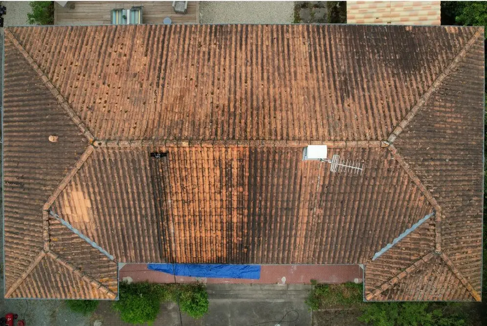 Toiture avant nettoyage par HITT Drone en Charente-Maritime.